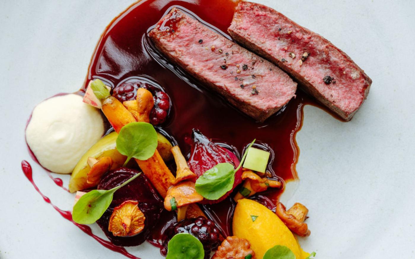 Hertensteak met rode wijn-champignonsaus