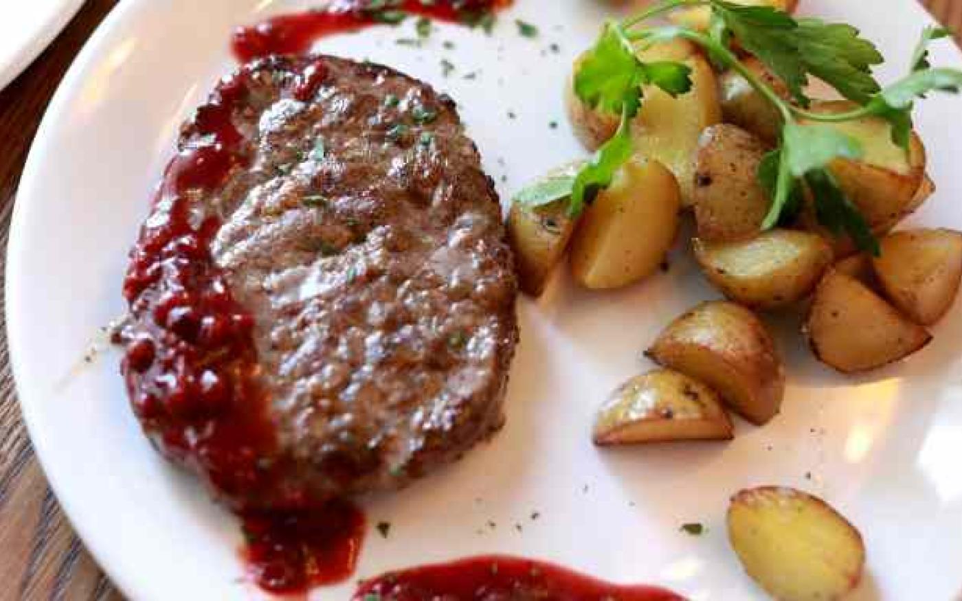 Steak de cerf avec sauce aux canneberges