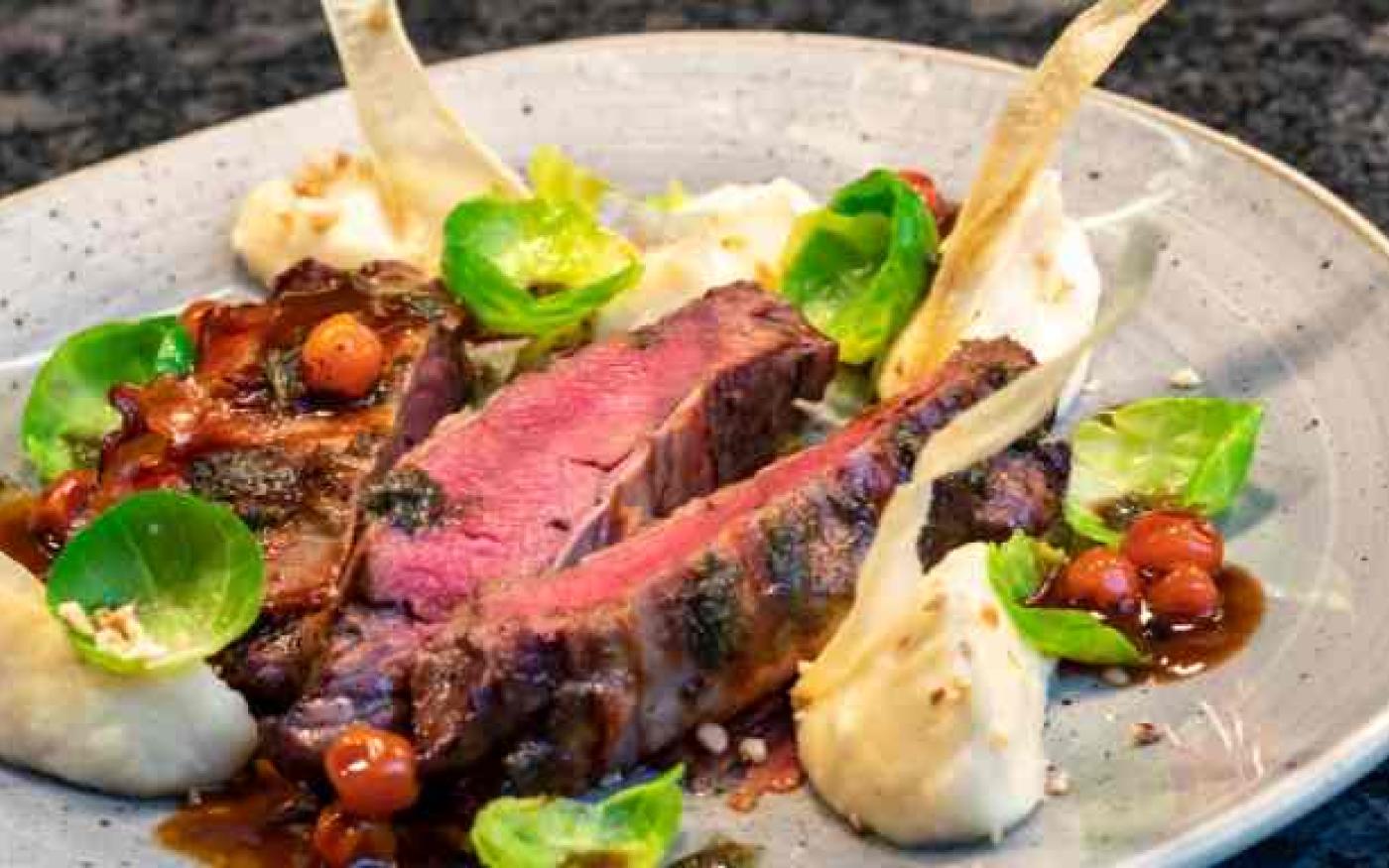 Filet de cerf avec purée de panais et choux de Bruxelles