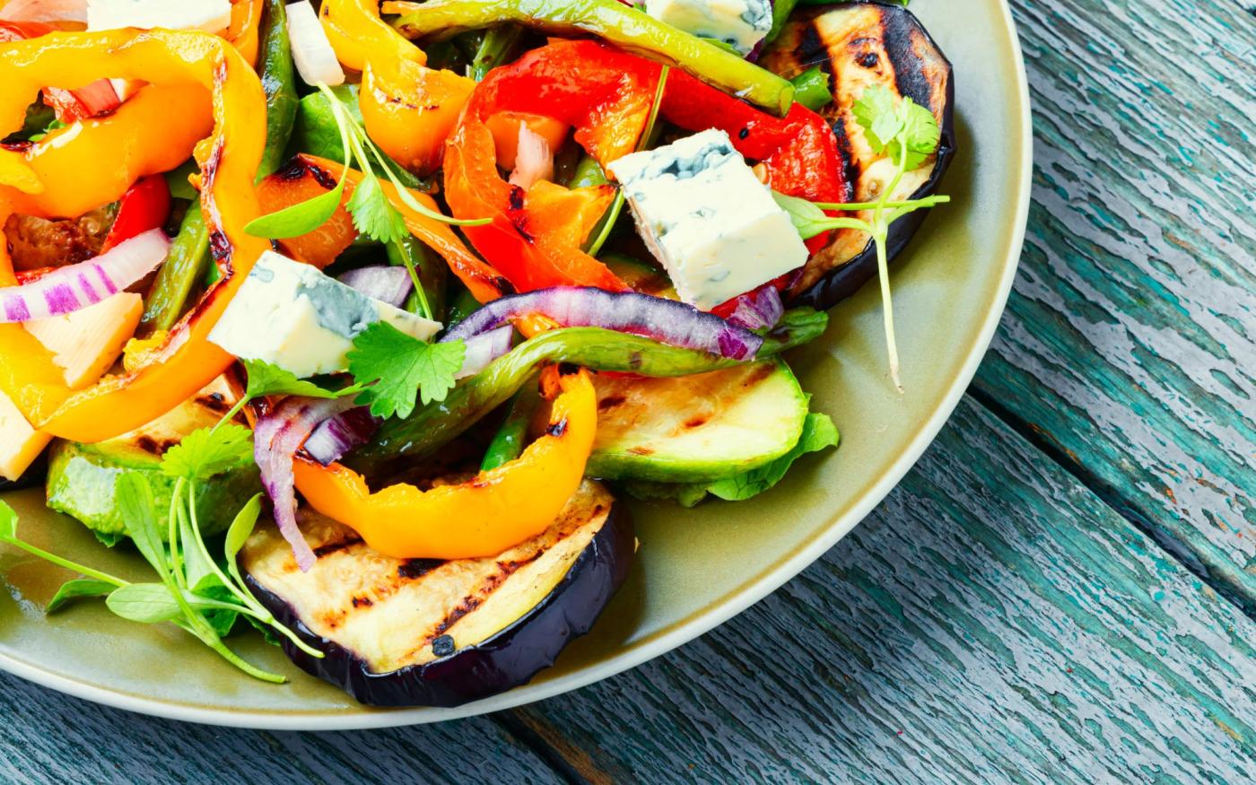 Salade avec poulet et poivrons