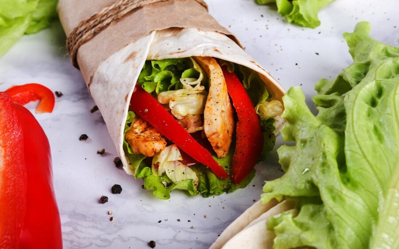 Wrap avec des cubes de poulet épicés