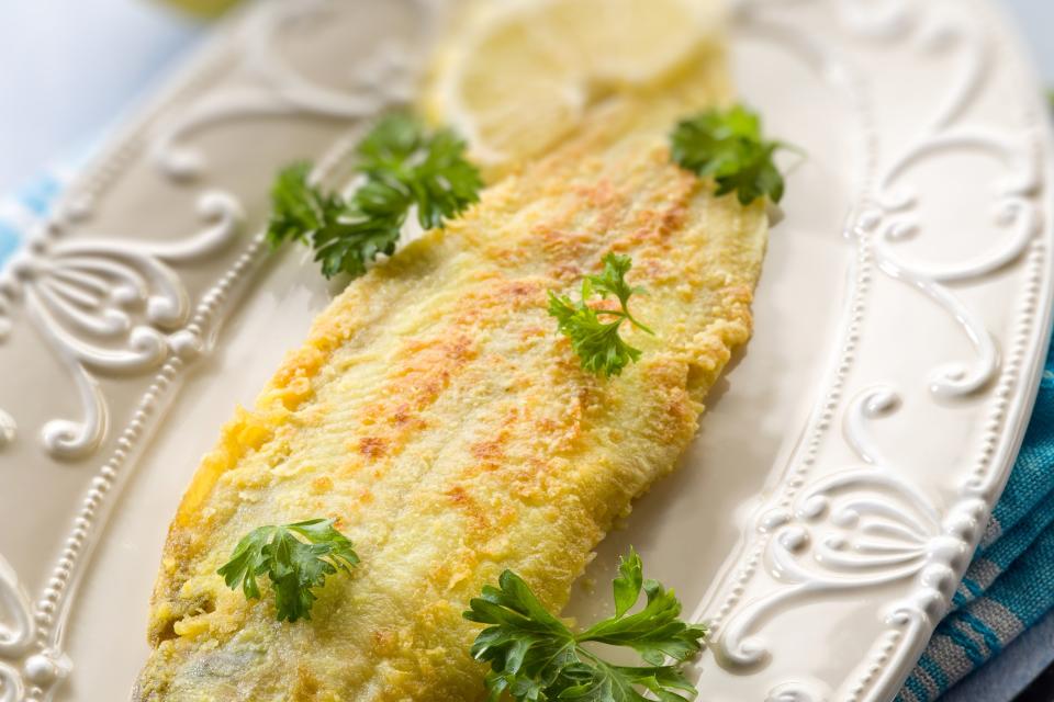 Langue frite avec sauce aux herbes