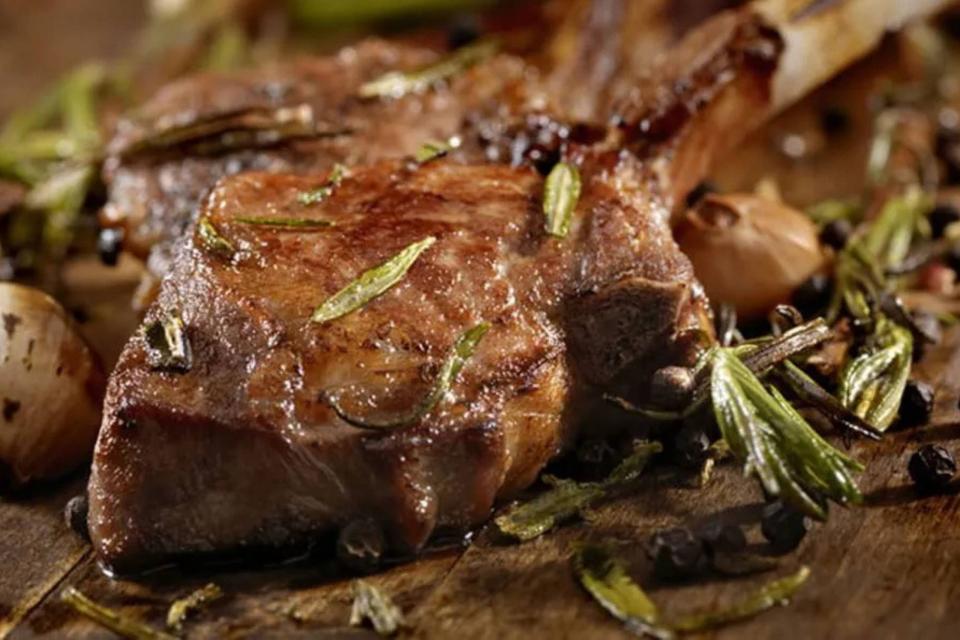 Côte de porc avec chou blanc crémeux à l’estragon et purée à l’ail
