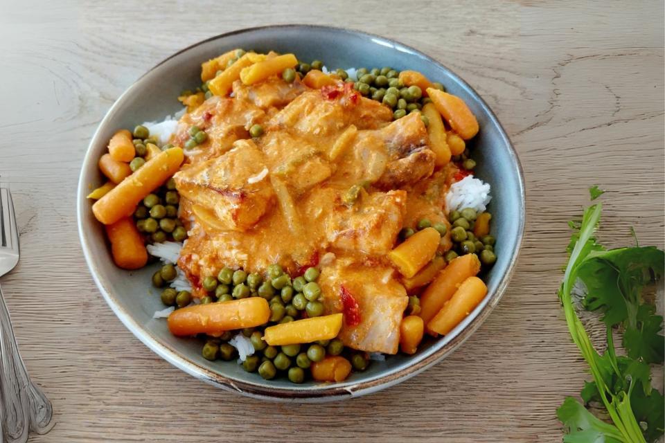 Gyros de poisson avec riz, pois et carottes