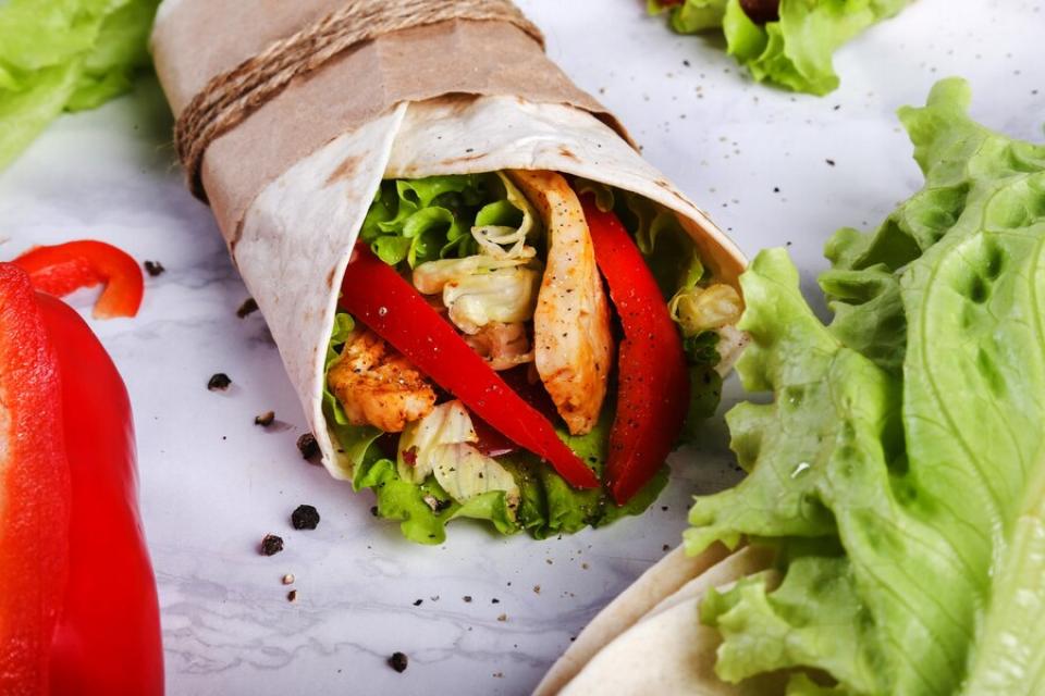 Wrap avec des cubes de poulet épicés